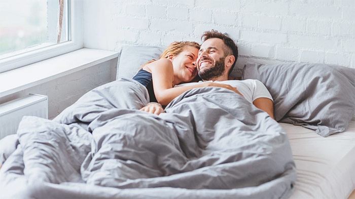 couple sexfriend qui dort ensemble